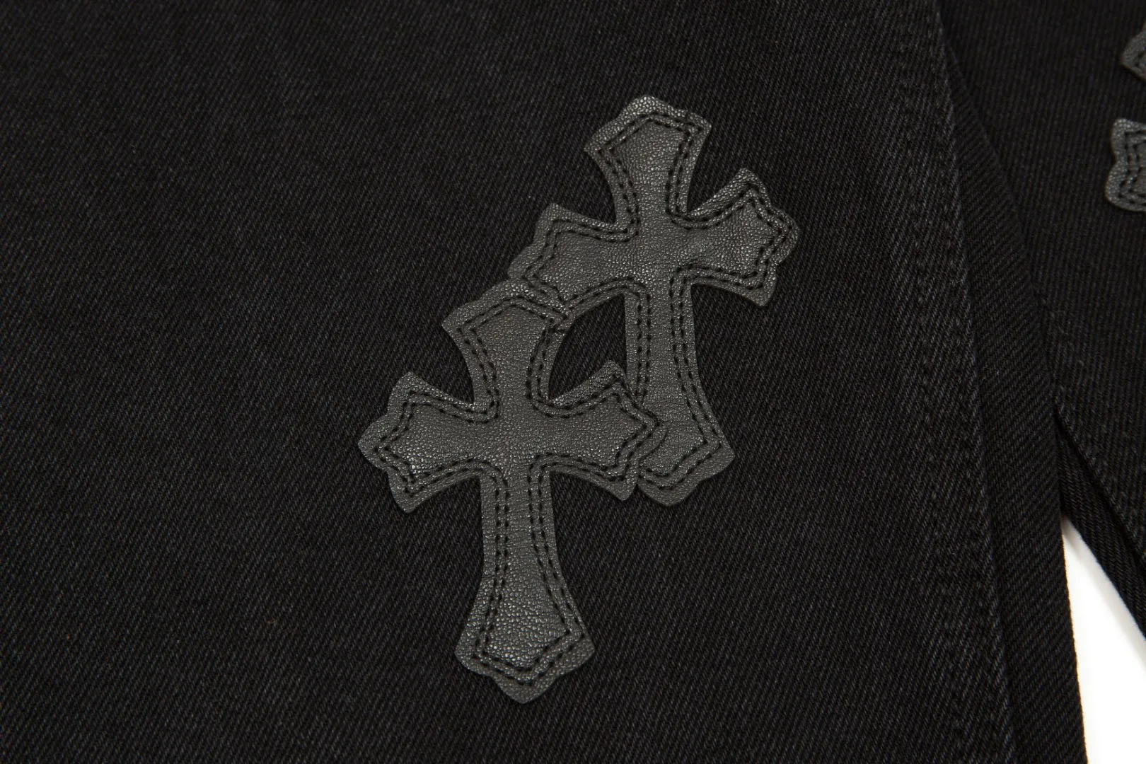 KE915#P230 The only correct leather label version on the market Chrome Hearts CH Cross embroidered distressed jeans Top ceiling quality 100% correct version The correct version is here!  Believe me this must be the best quality you will ever come across! ! Excellent value for money! !  Styles with different washes and textures are very friendly to people with thin legs and thick legs. The straight version is very flattering to the shape of the legs. The moderate length is timeless and easy to match. It is the basis of various styles and a must-have in the wardrobe! ! Add a little stacking to easily control the clean fit trend that has exploded this year. The fabric is stiff but also makes the upper body soft without losing texture. The sides and cuffs of some styles have a bone-wash effect. The vintage flavor pops up all at once. It’s really hard not to love it! ✅Correctly customize the Croxin metal leather label on the back panel. It is not sold directly with the cross on the finished jeans. 1:1 copying strives for excellence and the details are perfectly grasped. ✅The cross leather label is clear and smooth. Exquisite turning top craftsmanship. ✅Buttons, zippers and hardware are all customized versions of the Croxin LOGO. ✅High-cost washing process. Size: 28 30 32 34 36 (5 sizes)